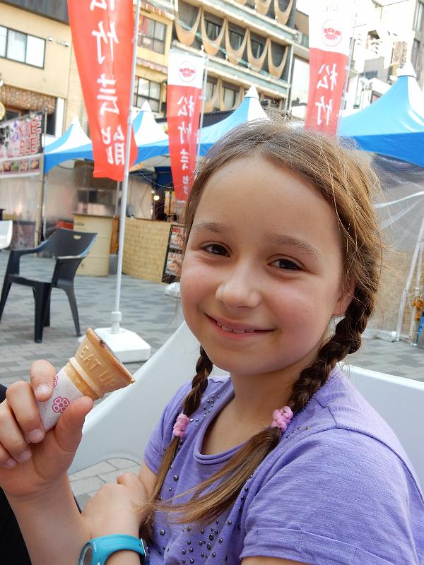 foto_20150524_1535_03.jpg - [de]Und weil es so warm ist, gönnen wir uns ein leckeres Eis.[en]In these temperatures it's nice to enjoy some ice cream.