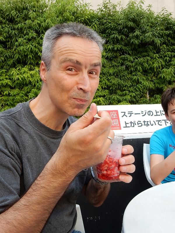 foto_20150524_1535_04.jpg - [de]Auch wenn das Gesicht anders aussieht, gefrorene Erdbeeren sind echt lecker.[en]Even though the expression looks misleading - frozen strawberries are really good.