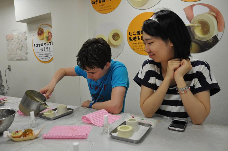 foto_20150524_1615_01.jpg - [de]Takoyaki Workshop - zuerst das Wachs in die Formen gießen.[en]Takoyaki workshop - first start pouring the way into the molds.