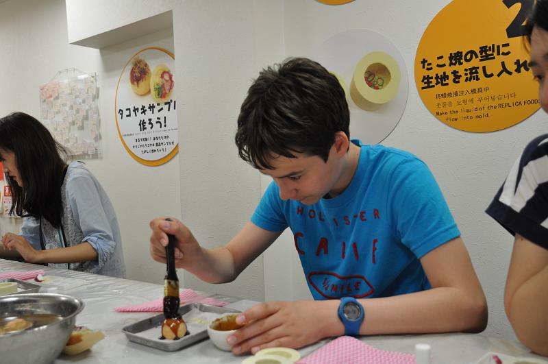 foto_20150524_1648_01.jpg - [de]Und zum Schluß die leckere Soße drüber.[en]Finally adding the tasty sauce.