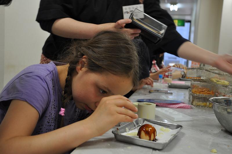 foto_20150524_1652_02.jpg - [de]Die Soße wird noch mit Klarlack fixiert.[en]Finishing the sauce with varnish.