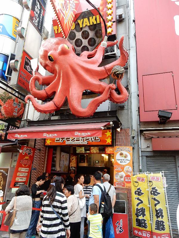 foto_20150524_1707_01.jpg - [de]Und nach dem Workshop geht es zu den richtigen Takoyakis.[en]After working on the copies we're now having real Takoyakis.