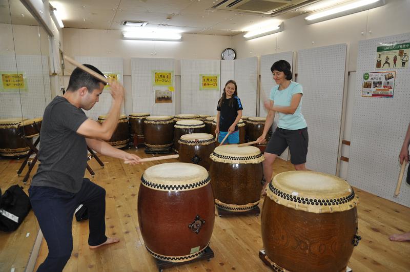 foto_20150525_1400_02.jpg - [de]Beim Taiko Workshop in Kyoto mit unserem Lehrer Isamu.[en]Attending a taiko class in Kyoto with our instructor Isamu.