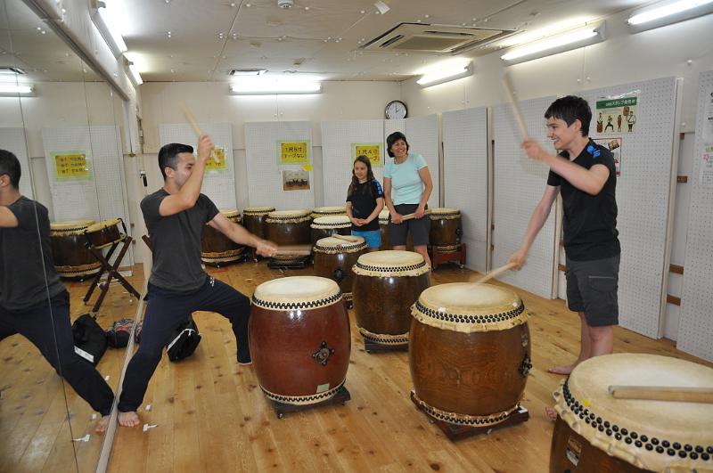 foto_20150525_1401_03.jpg - [de]Beim Taiko Workshop in Kyoto.[en]Attending a taiko class in Kyoto.