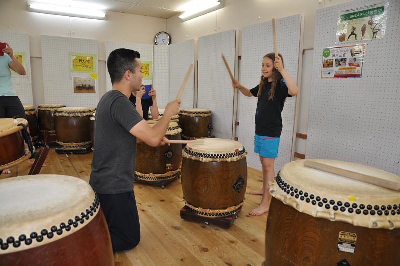 foto_20150525_1426_03.jpg - [de]Beim Taiko Workshop in Kyoto.[en]Attending a taiko class in Kyoto.