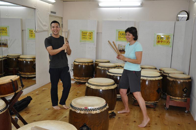 foto_20150525_1437_03.jpg - [de]Beim Taiko Workshop in Kyoto.[en]Attending a taiko class in Kyoto.