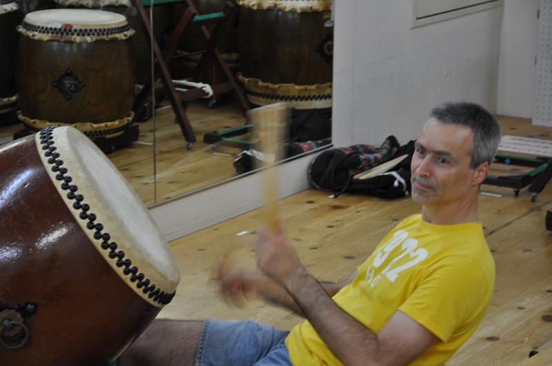 foto_20150525_1458_01.jpg - [de]Beim Taiko Workshop in Kyoto.[en]Attending a taiko class in Kyoto.