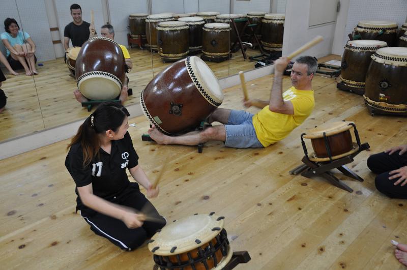 foto_20150525_1458_05.jpg - [de]Beim Taiko Workshop in Kyoto.[en]Attending a taiko class in Kyoto.