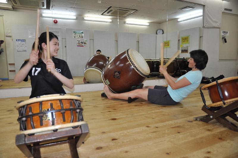 foto_20150525_1459_01.jpg - [de]Beim Taiko Workshop in Kyoto.[en]Attending a taiko class in Kyoto.