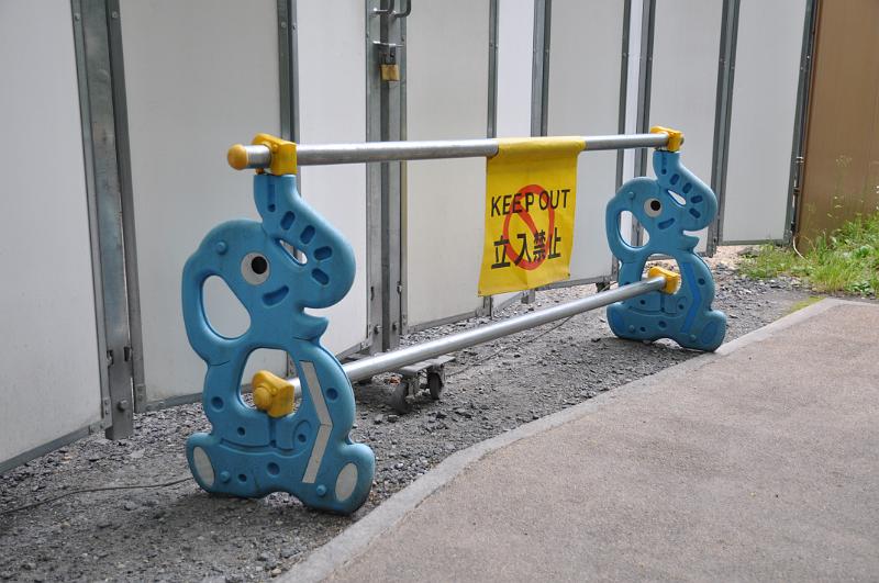 foto_20150525_1736_01.jpg - [de]Hübsche Absperrung.[en]Nice barriers.