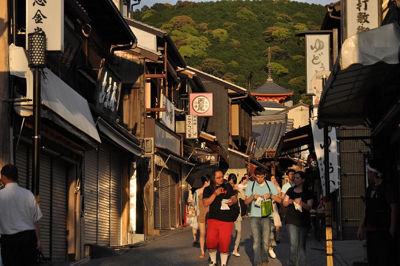 foto_20150525_1822_01.jpg - [de]Die Straße zum Tempel in der untergehenden Sonne.[en]Road leading to the temple during sunset.
