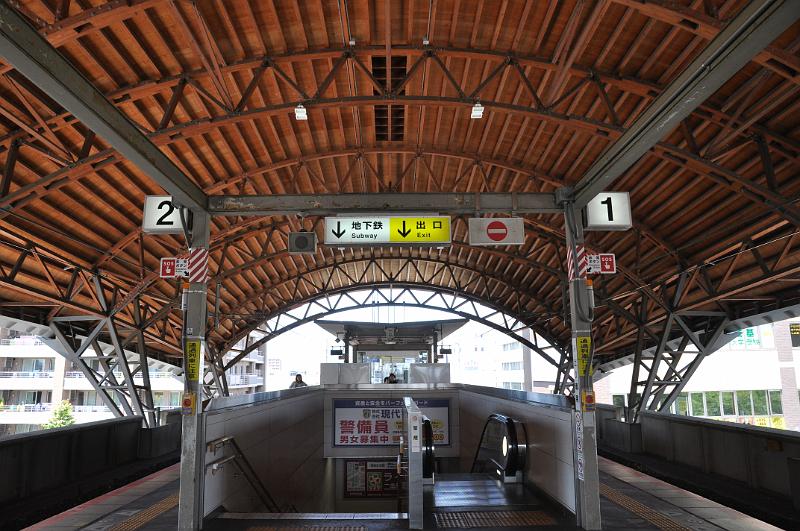 foto_20150526_1250_01.jpg - [de]Hübsches Dach über dem Bahnhof von Nijo.[en]Nice roof over Nijo train station.