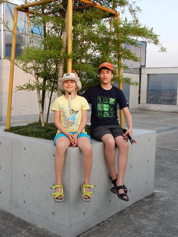 foto_20150527_1826_02.jpg - [de]Dachgarten auf dem Bahnhof von Kyoto.[en]Roof garden on top of Kyoto station.