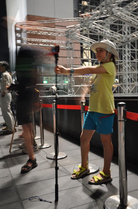 foto_20150527_1958_02.jpg - [de]Franzi filmt die LED Show an der Freitreppe.[en]Franzi is filming the LED show at the large stairs.