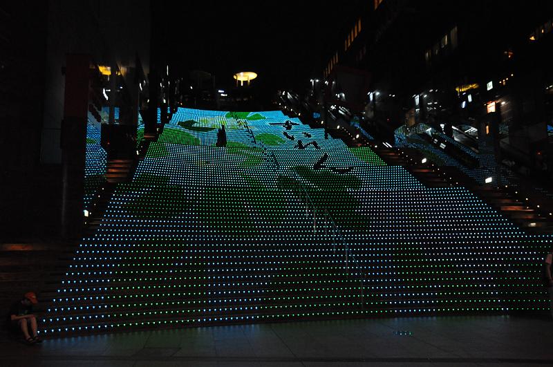 foto_20150527_1959_01.jpg - [de]LED Lichtshow an der Kaufhaustreppe.[en]LED light show at the large open air stairs.