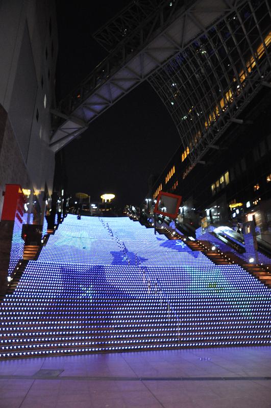 foto_20150527_2000_02.jpg - [de]LED Lichtshow an der Kaufhaustreppe.[en]LED light show at the large open air stairs.