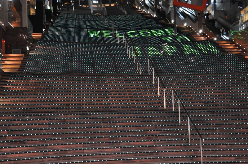 foto_20150527_2003_01.jpg - [de]LED Lichtshow an der Kaufhaustreppe.[en]LED light show at the large open air stairs.