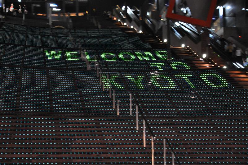 foto_20150527_2003_05.jpg - [de]LED Lichtshow an der Kaufhaustreppe.[en]LED light show at the large open air stairs.