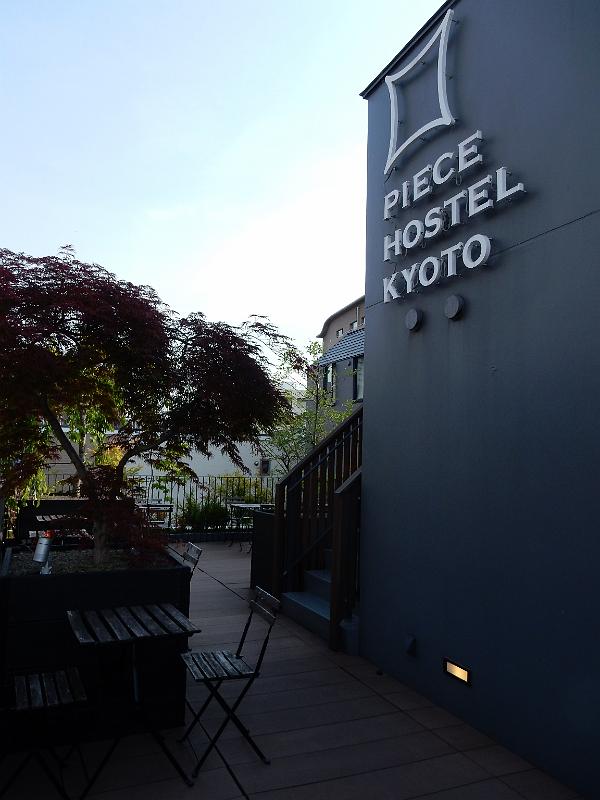 foto_20150528_0733_01.jpg - [de]Dachterrasse auf dem Piece Hostel Kyoto.[en]Roof terrace on top of the Piece Hostel Kyoto.
