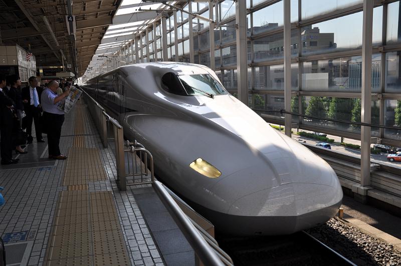 foto_20150527_0821_05.jpg - [de]Einfahrt unseres Shinkansen nach Himeji.[en]Our Shinkansen to Himeji arrives.