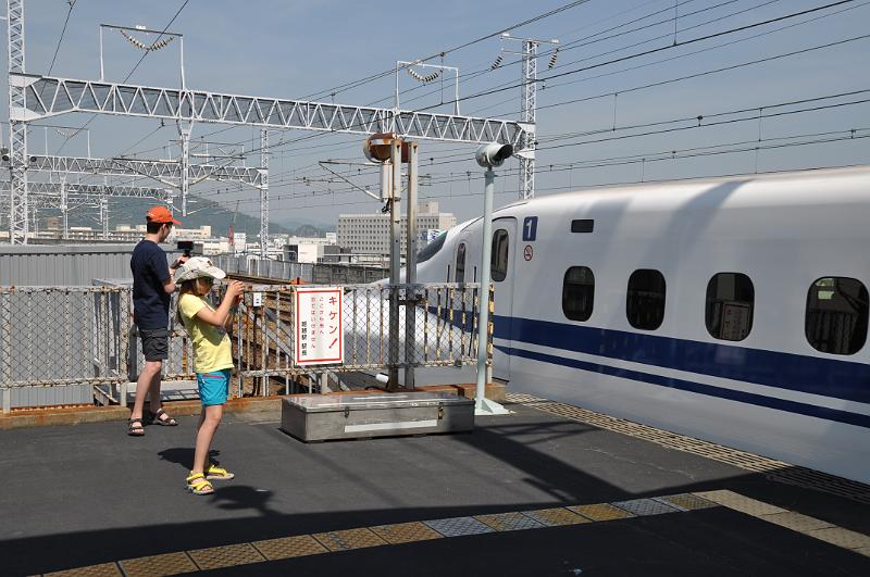 foto_20150527_0934_04.jpg - [de]Wir beobachten den Shinkansenbetrieb in Himeji.[en]We're observing the Shinkansen operations at Himeji.