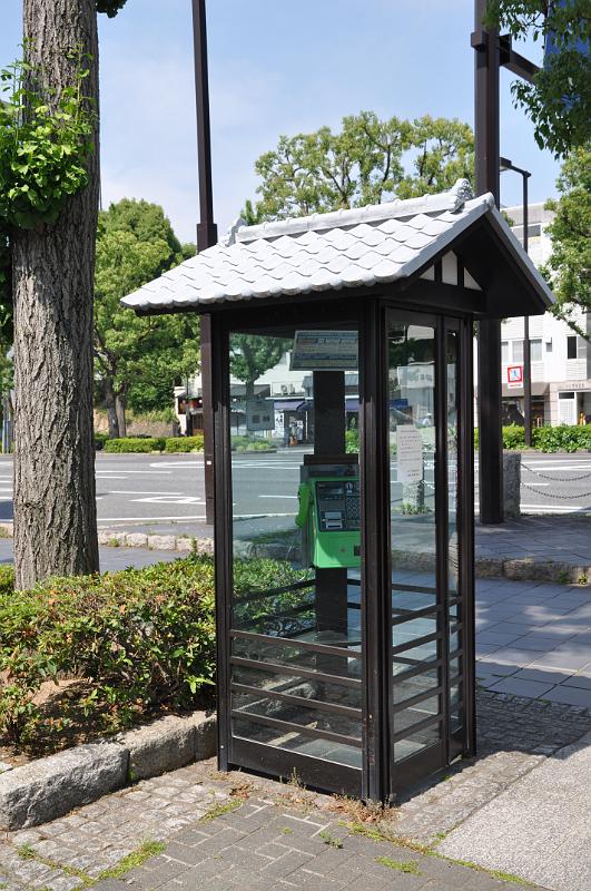 foto_20150527_0953_01.jpg - [de]Telefonhäuschen mit Dach im Schloss-Stil.[en]Phone booth with castle style roof.