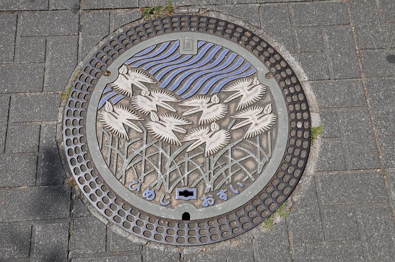 foto_20150527_0954_01.jpg - [de]Himeji Gullydeckel.[en]Himeji manhole cover.
